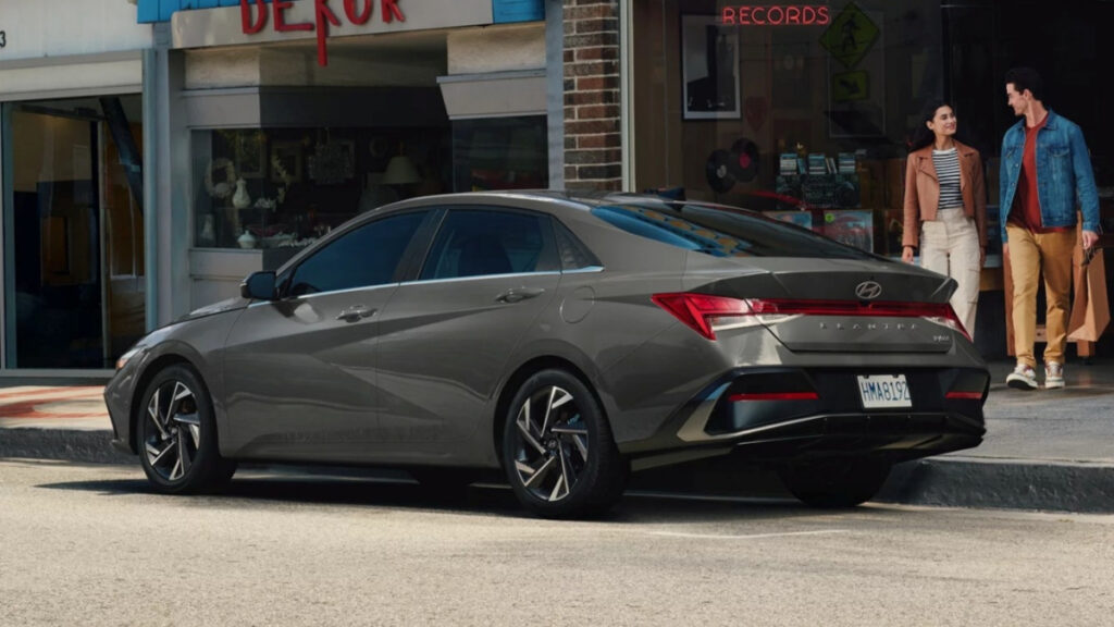 Hyundai New Avante Projections (6)