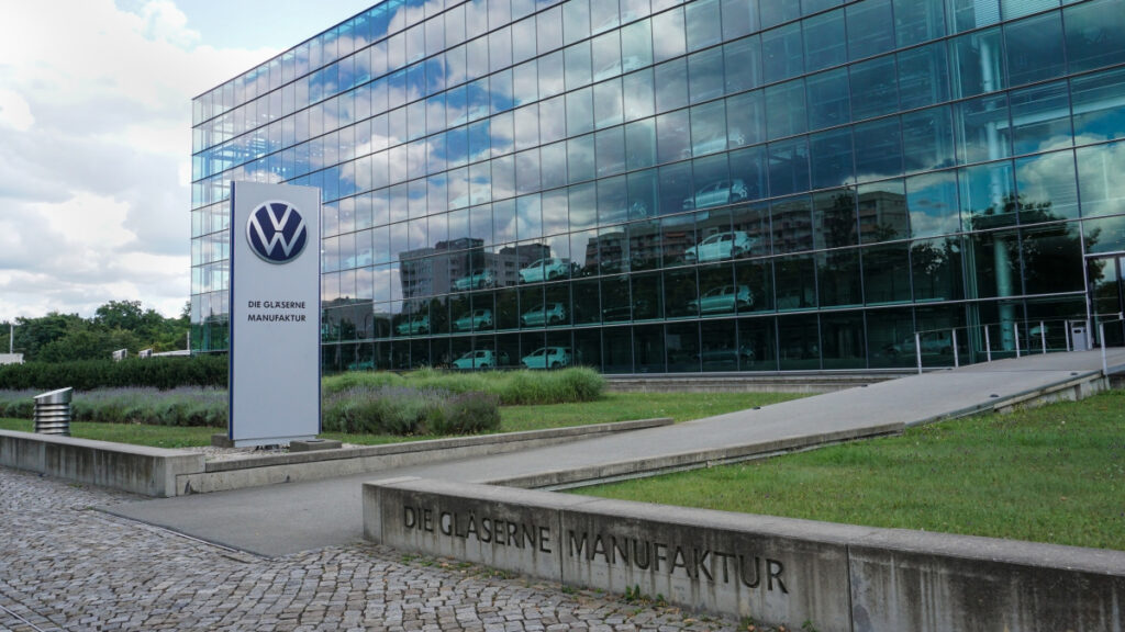 Volkswagen Dresden plant closes (2)