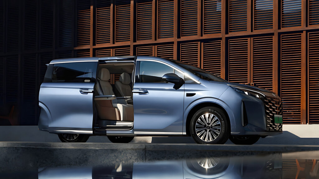 BYD Hybrid Mini-Van M9 Unveiled (4)