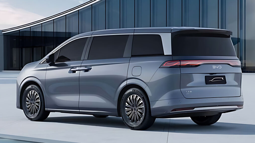 BYD Hybrid Mini-Van M9 Unveiled (5)