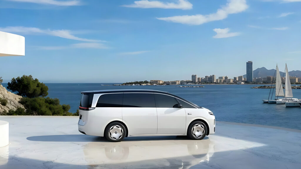 Minivan Leapmotor D99 Released