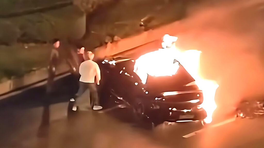 china-bans-flush-door-handles-tesla-safety-regulation-2027 (2)