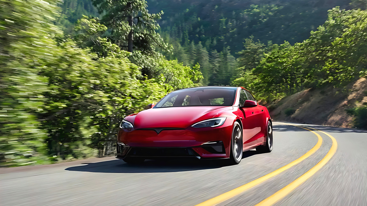 china-bans-yoke-steering-wheel-tesla-emergency (1)