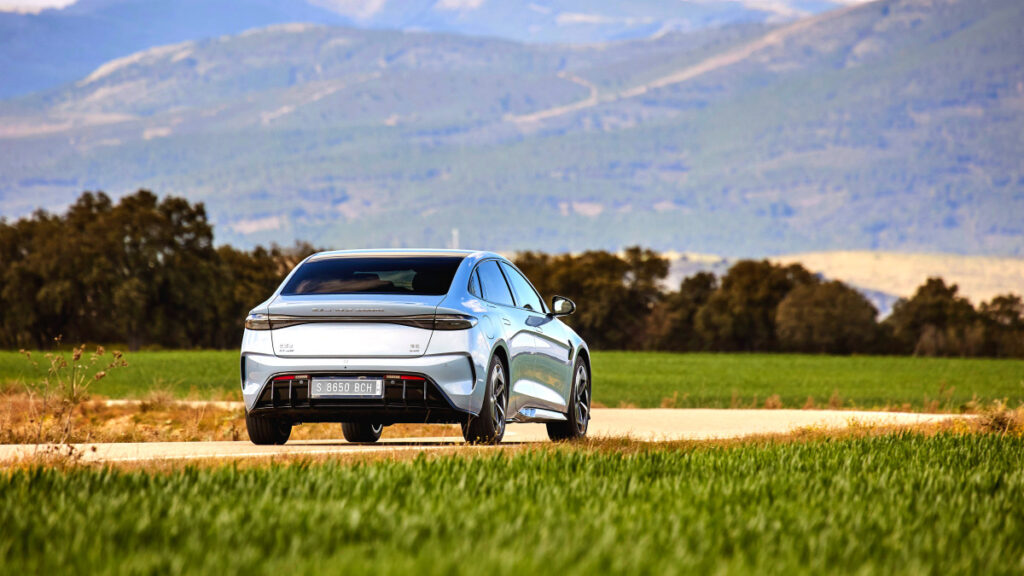 chinese-ev-surge-byd-1347-units-geely-xpeng-entry (6)