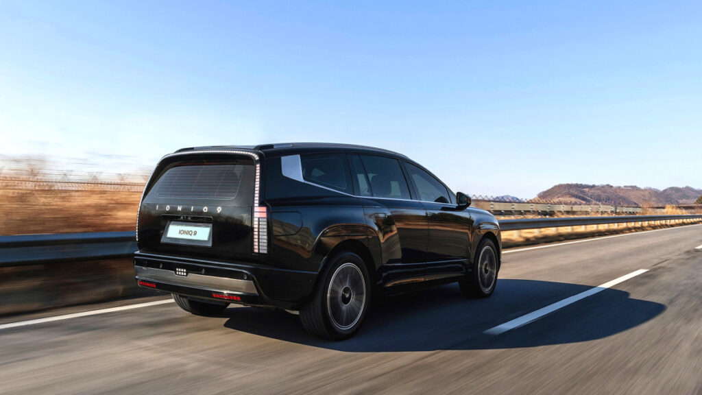 hyundai-ioniq-9-8227-units-ev9-gap-large-electric-suv-leader (5)