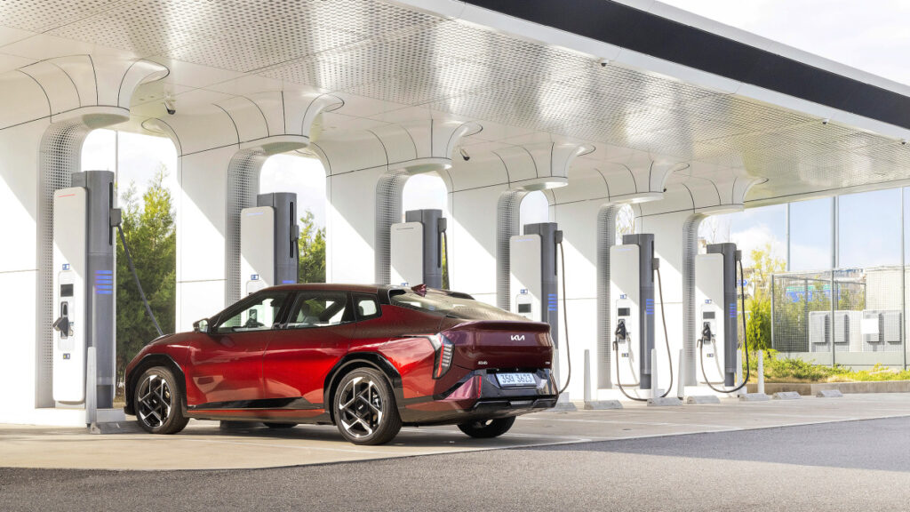 kia-ev4-discount-promotion-electric-sedan (4)