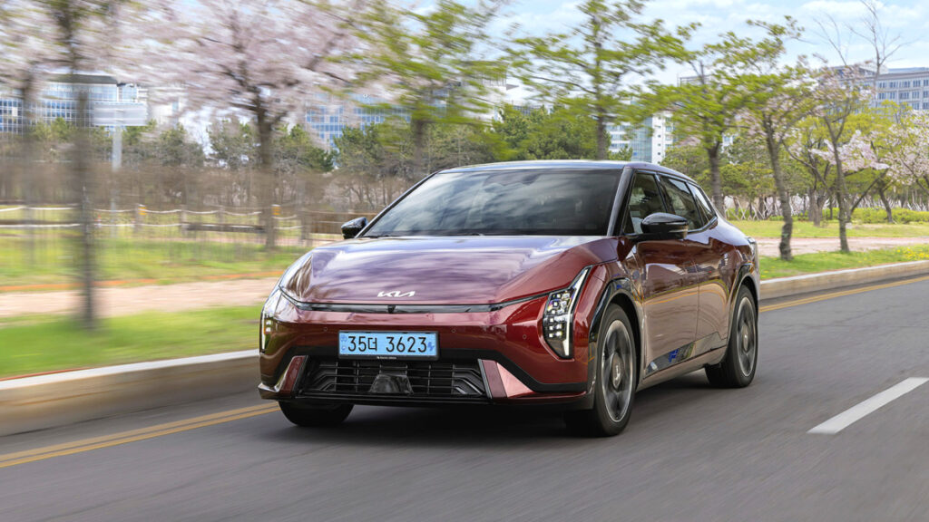 kia-ev4-electric-sedan-high-rating-95-market-impact (3)
