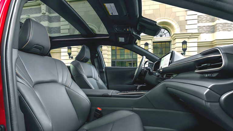 toyota-crown-crossover-hybrid-20kml-price-controversy (1)