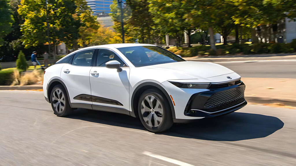 toyota-crown-crossover-hybrid-20kml-price-controversy (4)