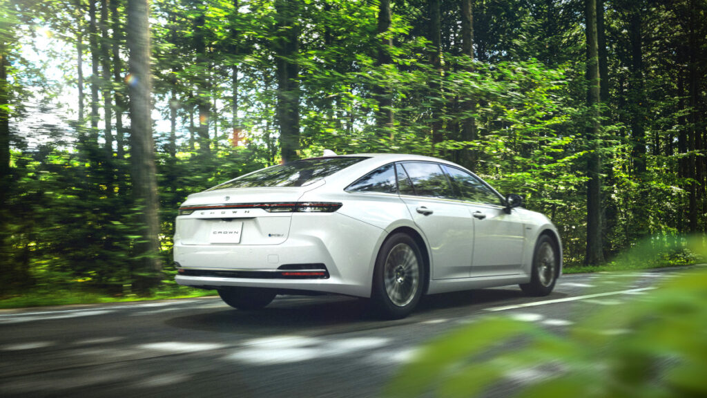 toyota-crown-crossover-hybrid-20kml-price-controversy (6)