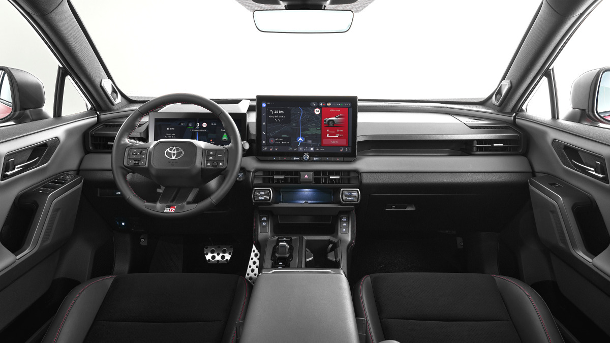 toyota-rav4-gr-sport-vs-tucson-sportage-324hp-hybrid-suv (1)