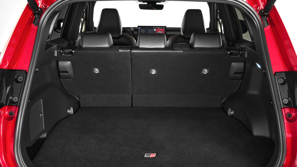 toyota-rav4-gr-sport-vs-tucson-sportage-324hp-hybrid-suv (6)