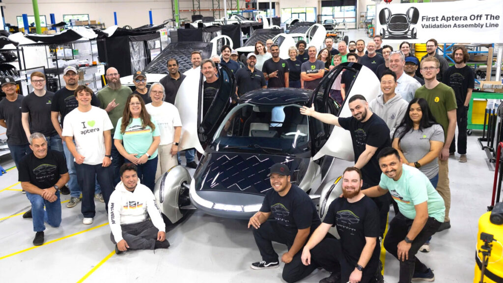 aptera-solar-electric-vehicle-first-delivery (2)