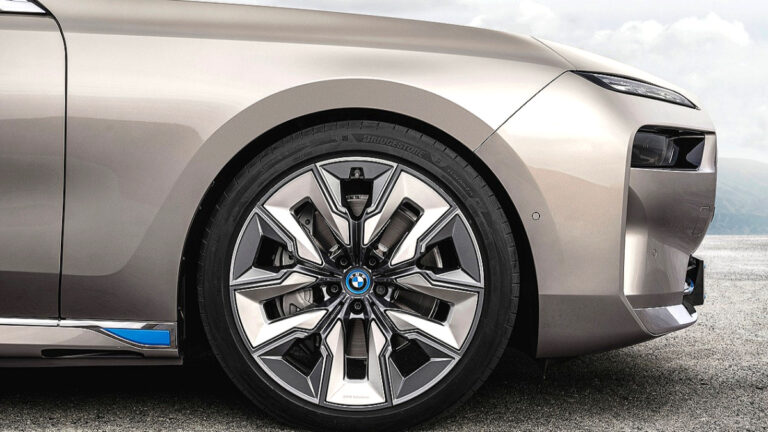 bmw-7-series-2000-discount-vs-genesis-g90-luxury-sedan-market (1)