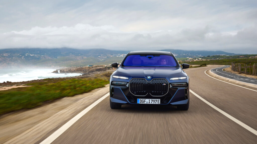 bmw-7series-luxury-sedan-sales-number-one-power-of-choice (5)