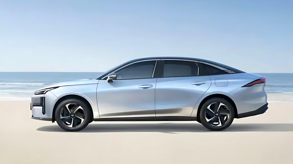 geely-galaxy-l6-emi-phev-sedan-1729-man-won-2000km (1)