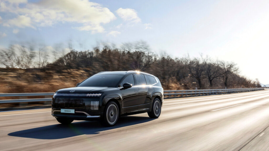 ioniq9-family-car-market-disruption-vs-carnival (3)