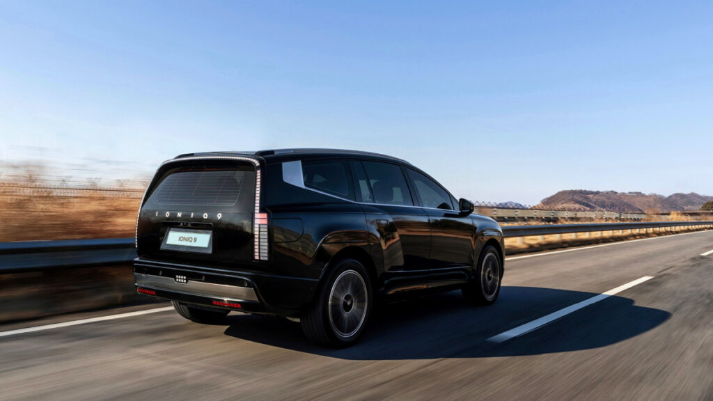 ioniq9-family-car-market-disruption-vs-carnival (4)