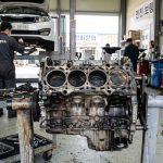 정비소에서 과열로 손상된 엔진