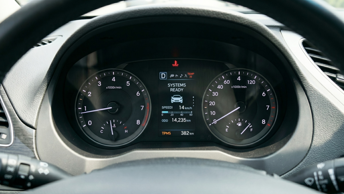 자동차 계기판에 냉각수 경고등이 들어온 모습