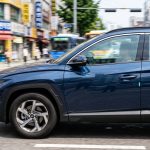 도심 도로를 달리는 차량 측면 클로즈업