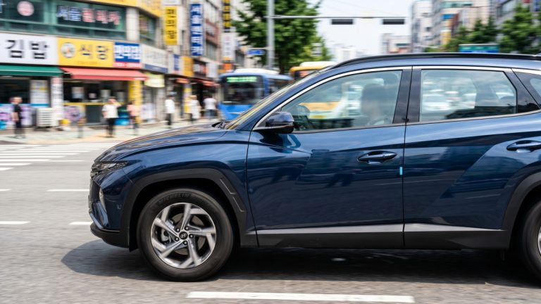 도심 도로를 달리는 차량 측면 클로즈업