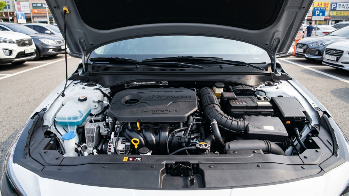 주차장에 세워진 차량 엔진룸 클로즈업