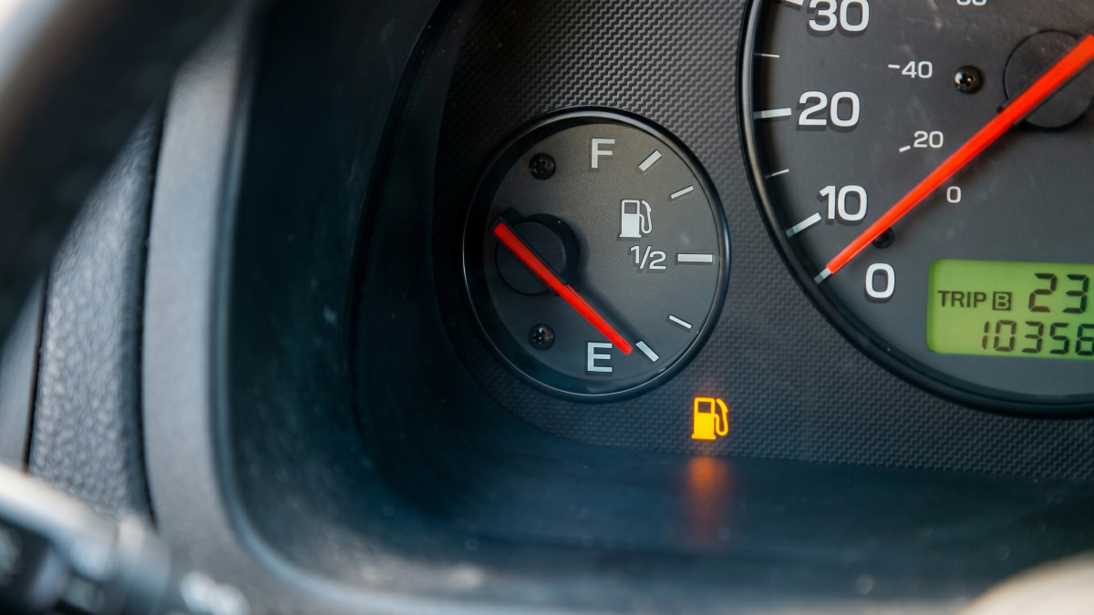 자동차 계기판 연료 게이지가 거의 바닥을 가리키는 클로즈업