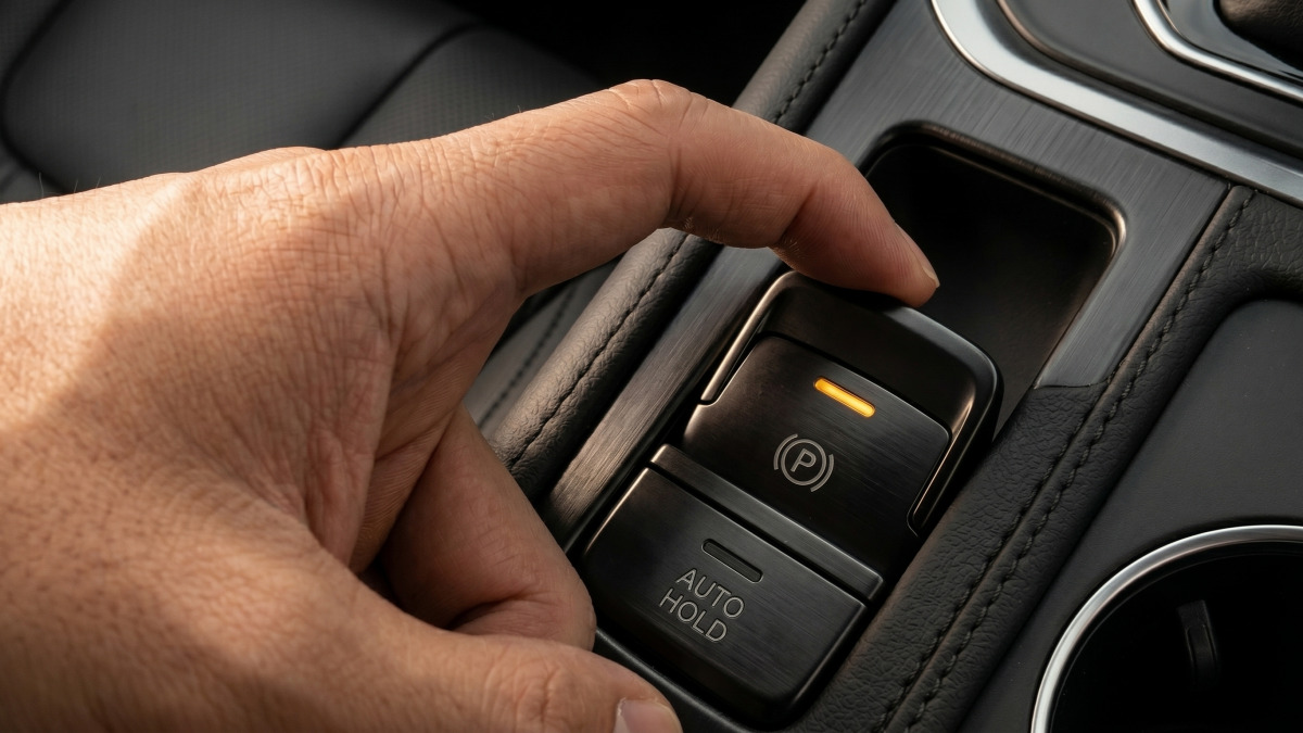 차량 실내 파킹 브레이크 버튼 클로즈업