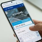 스마트폰으로 자동차 리콜 조회하는 장면