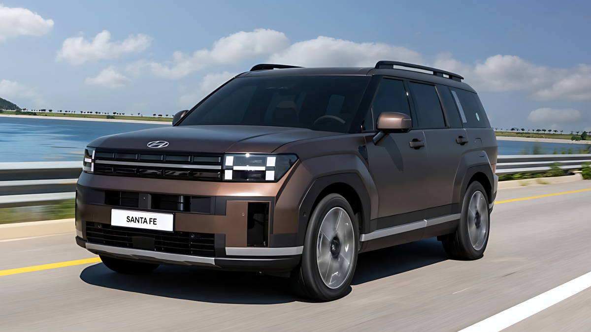 도로를 달리고 있는 싼타페