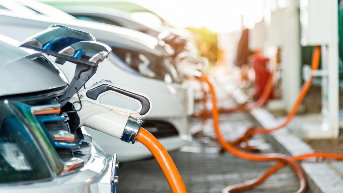 전기차 급속 충전소에서 차량이 급속 충전 중인 장면