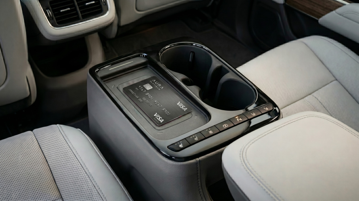 무선 충전 패드 위에 신용카드를 올려둔 모습