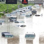 폭우로 침수된 도로 위 물에 잠긴 차량들