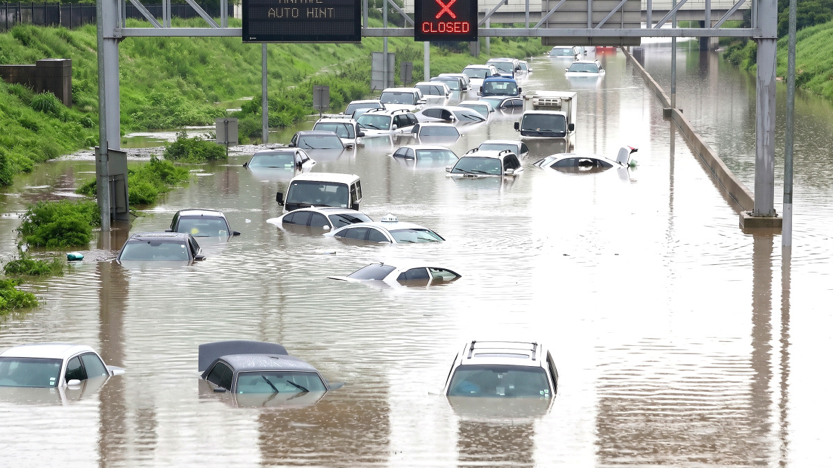 폭우로 침수된 도로 위 물에 잠긴 차량들
