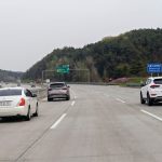 고속도로 1차로를 정속주행하는 차량