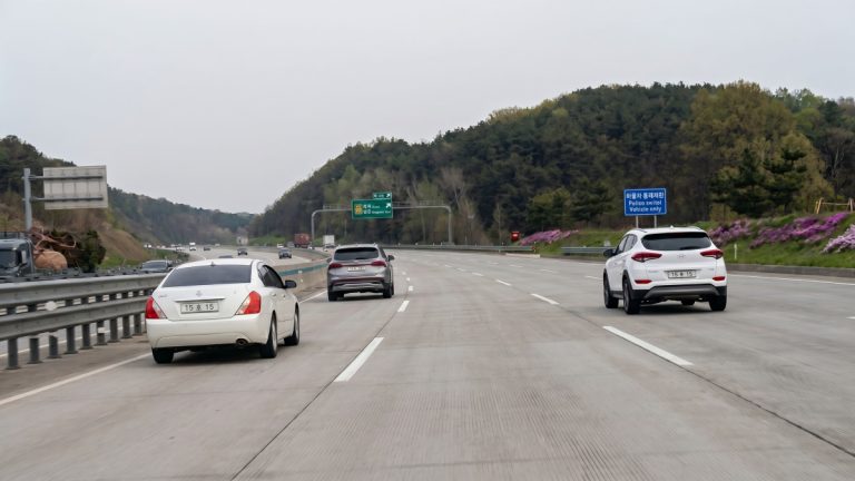 고속도로 1차로를 정속주행하는 차량
