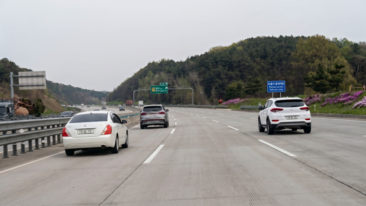 고속도로 1차로를 정속주행하는 차량