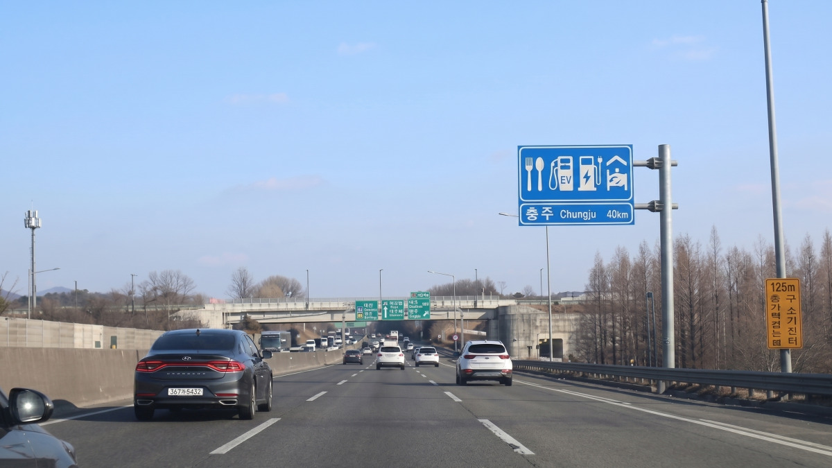 고속도로에서 차량들이 지정 차로에 맞춰 안전하게 주행하는 장면