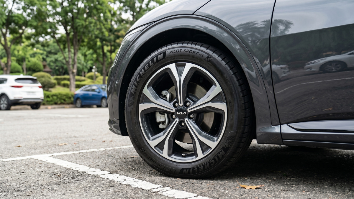 신차 타이어 새것 상태 클로즈업