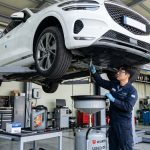 정비소에서 신차 엔진오일 교환 작업 중인 장면