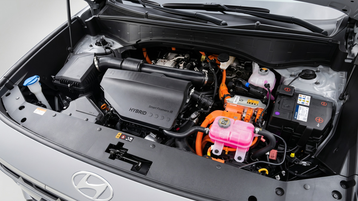 하이브리드 차량 엔진룸 전기 모터와 내연기관 구조