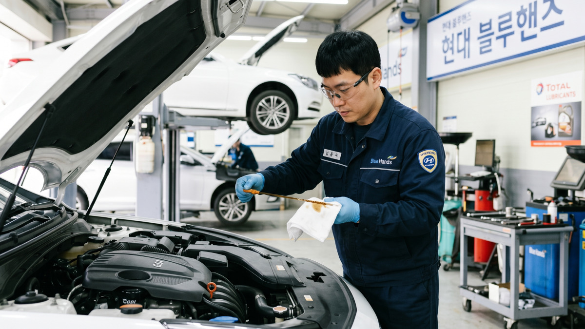 정비사가 소모품을 점검하는 장면