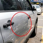 유료주차장에 주차된 차량 측면에 긁힌 자국 클로즈업