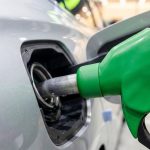 주유기가 주유구에 꽂혀있는 모습