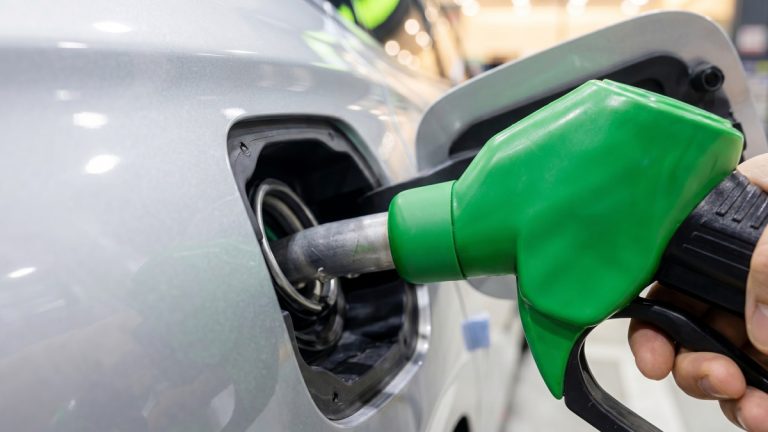 주유기가 주유구에 꽂혀있는 모습