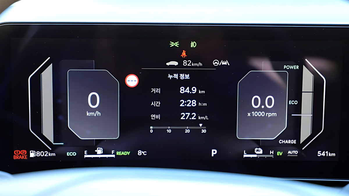 2026 기아 니로 하이브리드 계기판에 표시된 실연비 27.2km/L 인증 사진