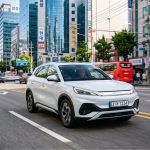 BYD 아토3 도심 도로 주행 장면
