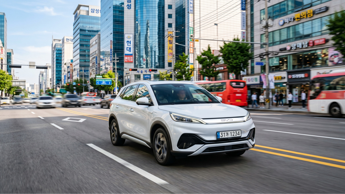 BYD 아토3 도심 도로 주행 장면