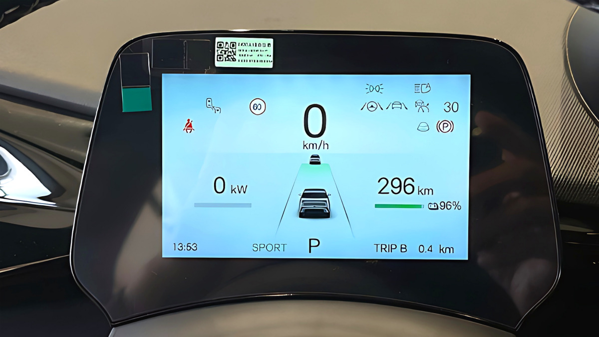 BYD 돌핀의 소형 디지털 계기판 확대 사진. 현재 속도 0km/h, 배터리 96%, 주행 가능 거리 296km 등 주요 주행 정보가 그래픽으로 표시됨